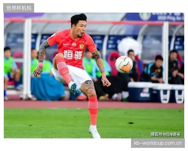 韩国队防线由金玟哉压阵,边后卫的高速前插是球队由守转攻的关键一环。 韩国队防线由金玟哉压阵,边后卫的高速前插是球队由守转攻的关键一环。
