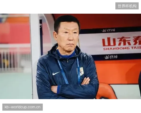 崔康熙4-4-2体系暴露僵化，山东泰山中场节奏失控问题凸显。